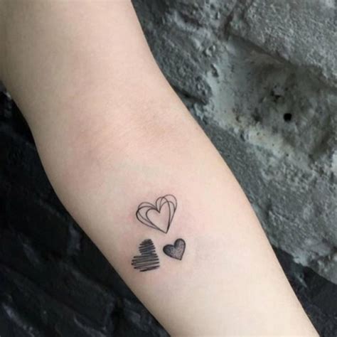 tatuaje de corazon pequeño|Tatuajes de Corazones para Mujeres: 22 Ideas con。